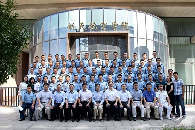 飞行学员班教导员张建斌组织点???